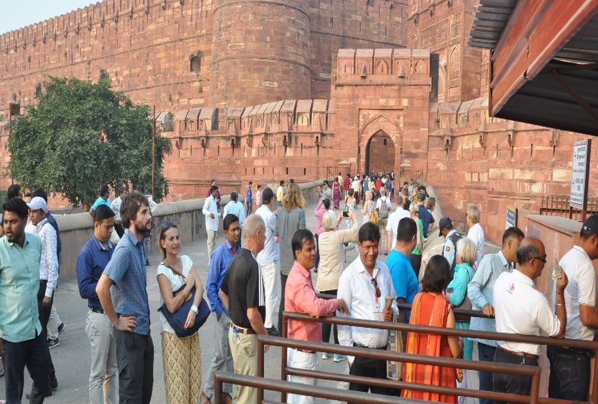 Emperor Akbar Issued a silver coin on Ram-Siya Gave example of Harmony