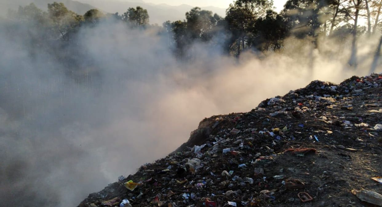 The fire in the garbage heap could not be extinguished even on the third day