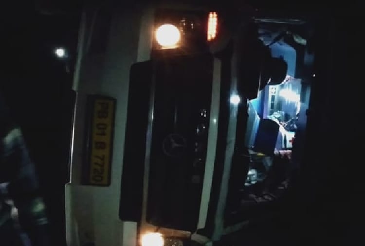 Van overturns at Mamdot, 15 people injured