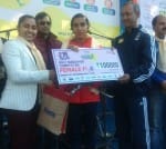 धावक अर्पिता सैनी को सम्मानित करते अतिथि।