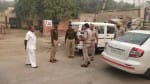एसपी विजय प्रताप सिंह कीर्तिनगर चौकी के बाहर तैनात पुलिस कर्मचारियों से सुरक्षा संबंधी जानकारी