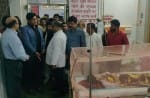 जिला अस्पताल में भर्ती मरीजों से जानकारी लेते सांसद रवि किशन।