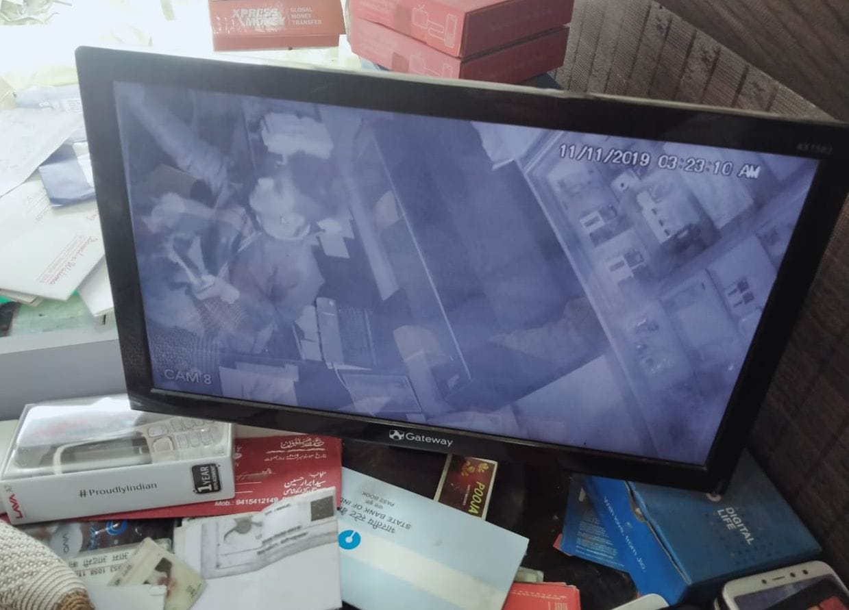 17 lakh mobile phone stolen in shop