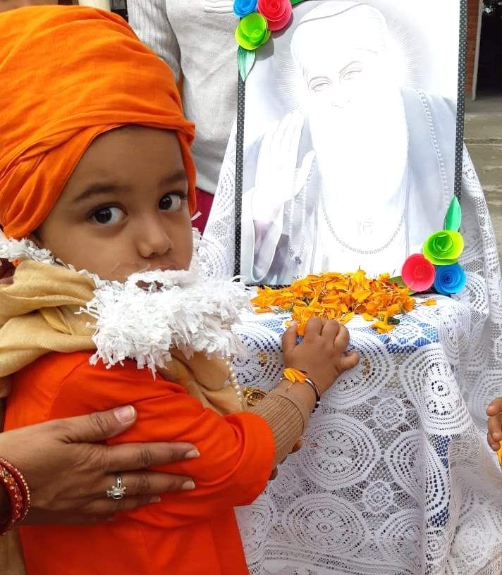 Students salute Guru Nanak Dev