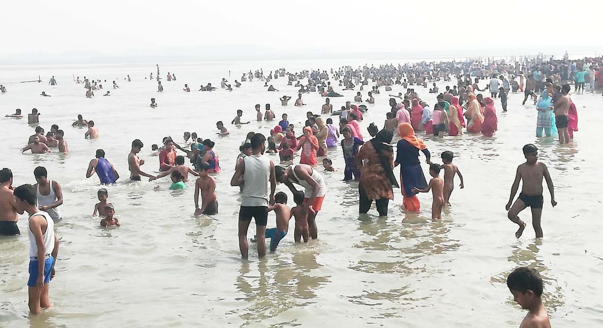 millions of devotees took a dip in the ganga