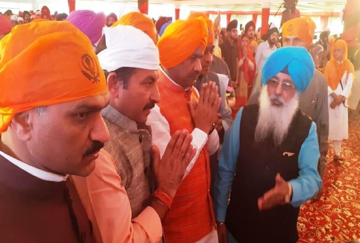 Chief Minister Arvind Kejriwal, Manoj Tiwari and Baba Ramdev worshiped at Gurdwara