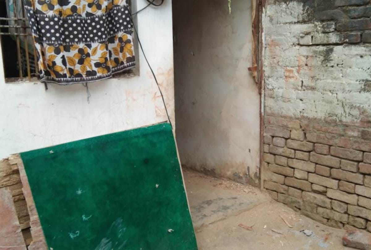 men attacked on a newspaper distributor, injured in lucknow