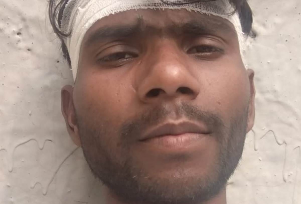 men attacked on a newspaper distributor, injured in lucknow