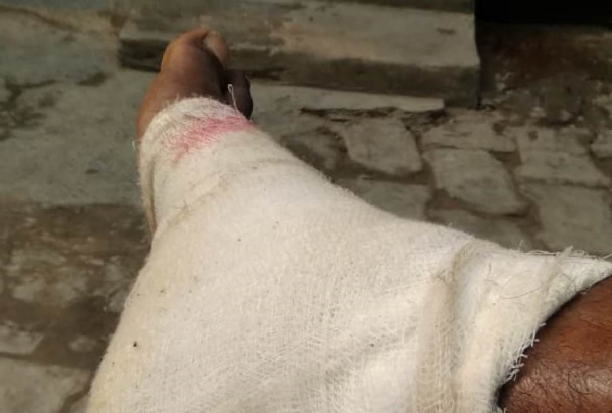 men attacked on a newspaper distributor, injured in lucknow