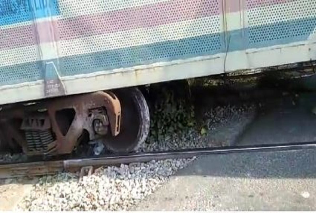 Gurugram Jharkhand Maruti special and a goods train derailed in Roja station UP