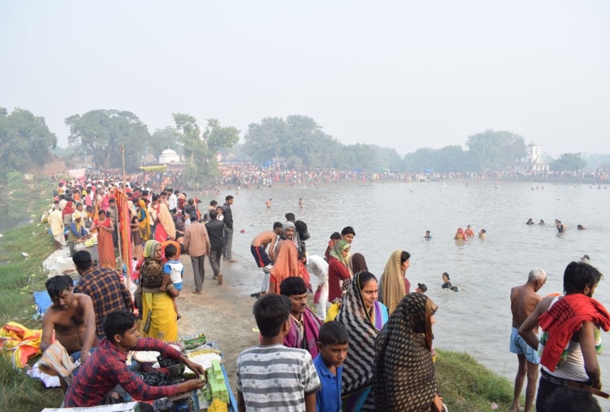 Kartik poornima Devotees Take Bath in Yamuna Mathura and Mainpuri