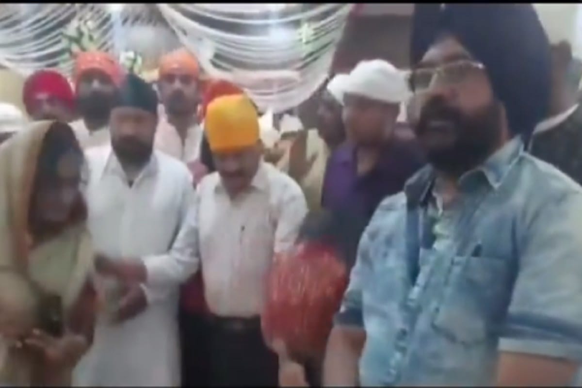 Dewas Municipal Corporation Commissioner touched the feet of state Minister Sajjan Singh Verma