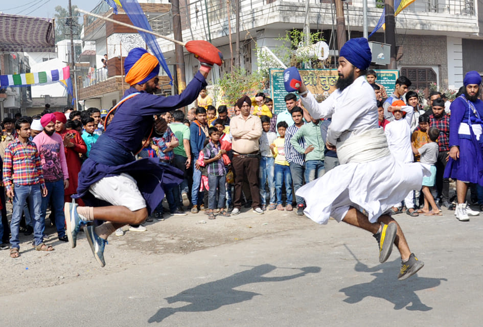 Gatka team performed exciting feats in Nagar Kirtan