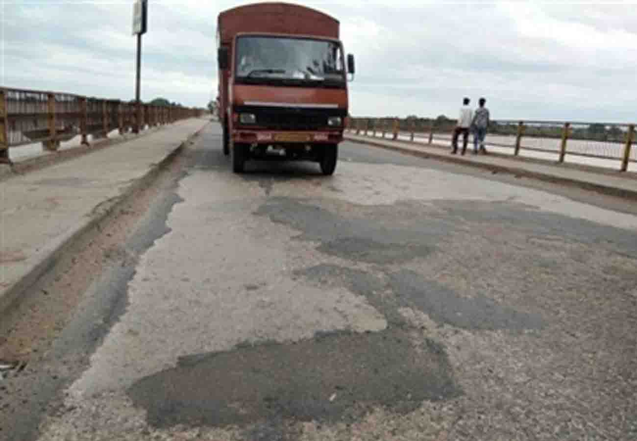 if you travel from old jajmau bridge so be careful