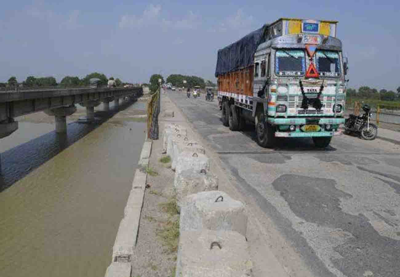 if you travel from old jajmau bridge so be careful