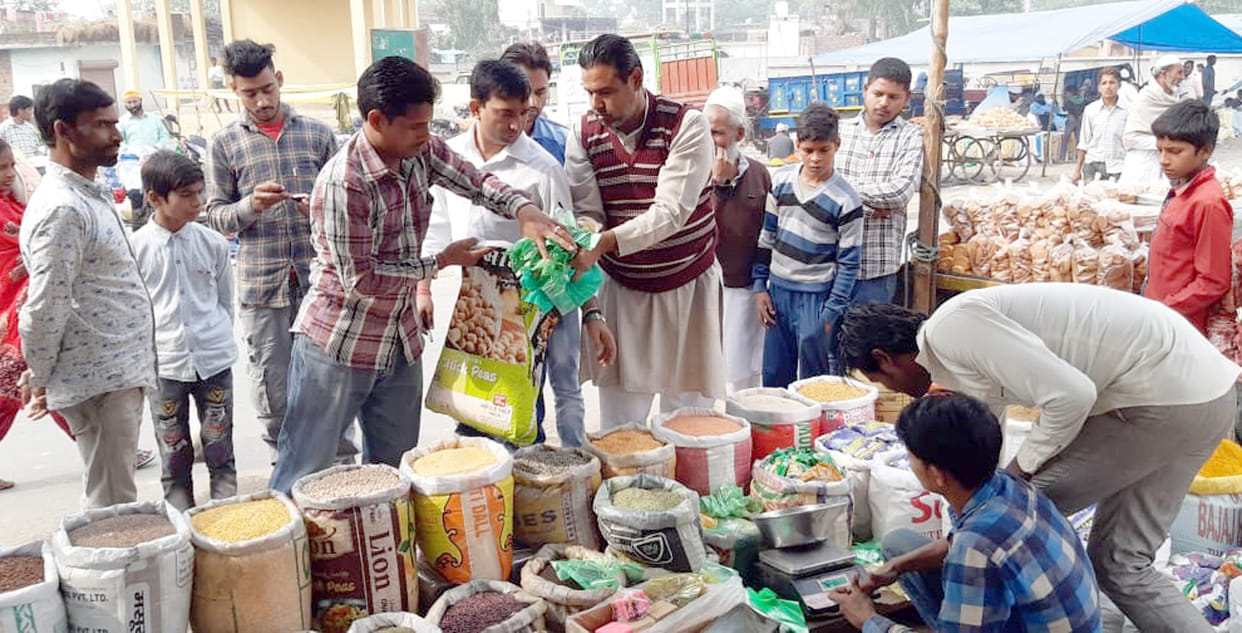 Polythene seized and fined nine thousand rupees