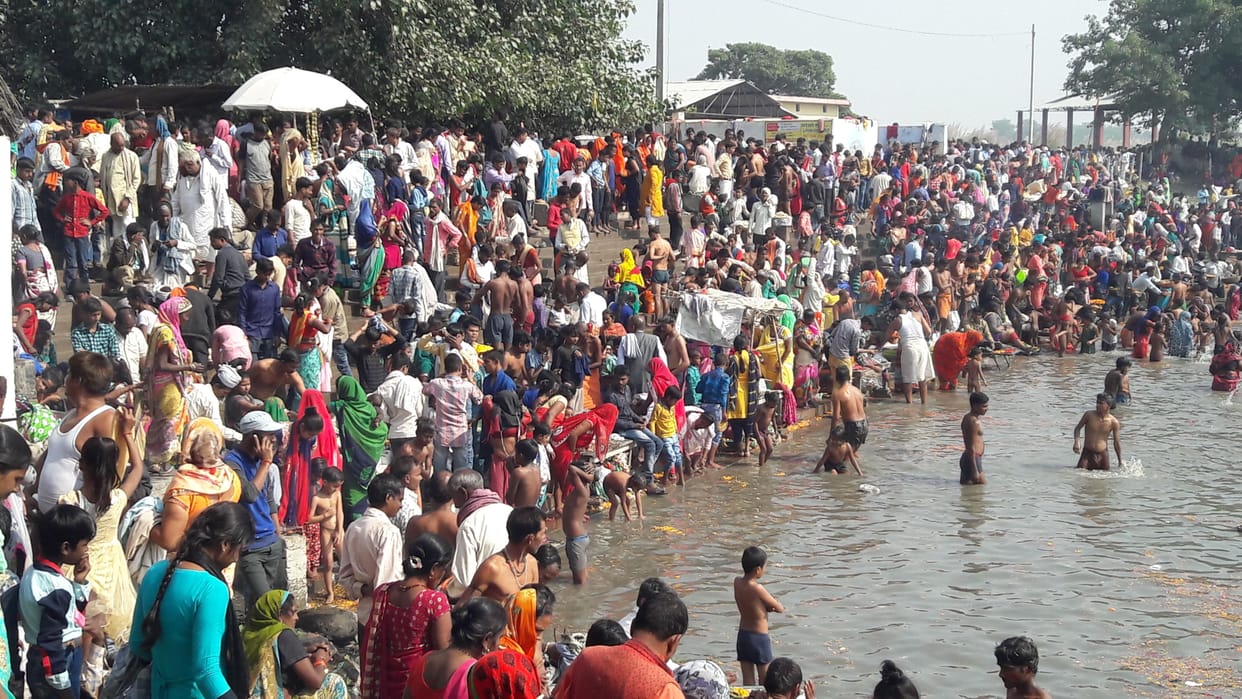 six lakh people bath in river