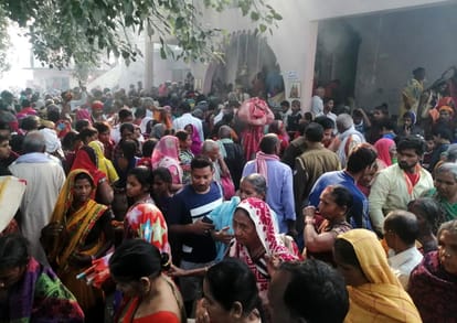 फूलपुर के दुर्वासा धाम में उमड़े करते श्रद्धालु।