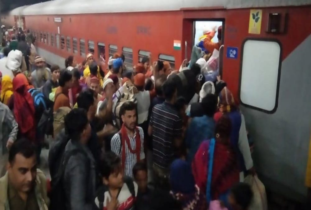 Train passengers fight for seat in women coach in Haridwar Delhi Passenger after Heavy crowd
