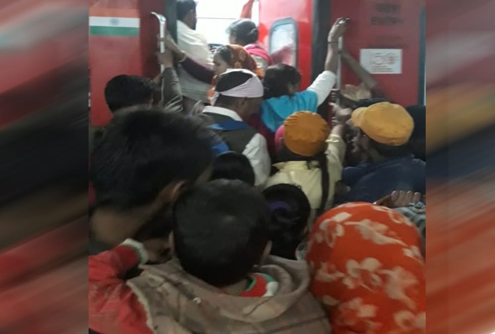 Train passengers fight for seat in women coach in Haridwar Delhi Passenger after Heavy crowd