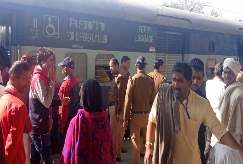 Train passengers fight for seat in women coach in Haridwar Delhi Passenger after Heavy crowd