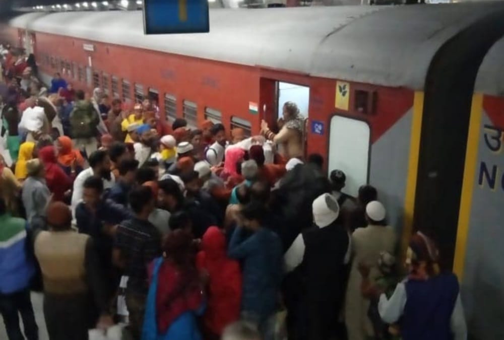 Train passengers fight for seat in women coach in Haridwar Delhi Passenger after Heavy crowd