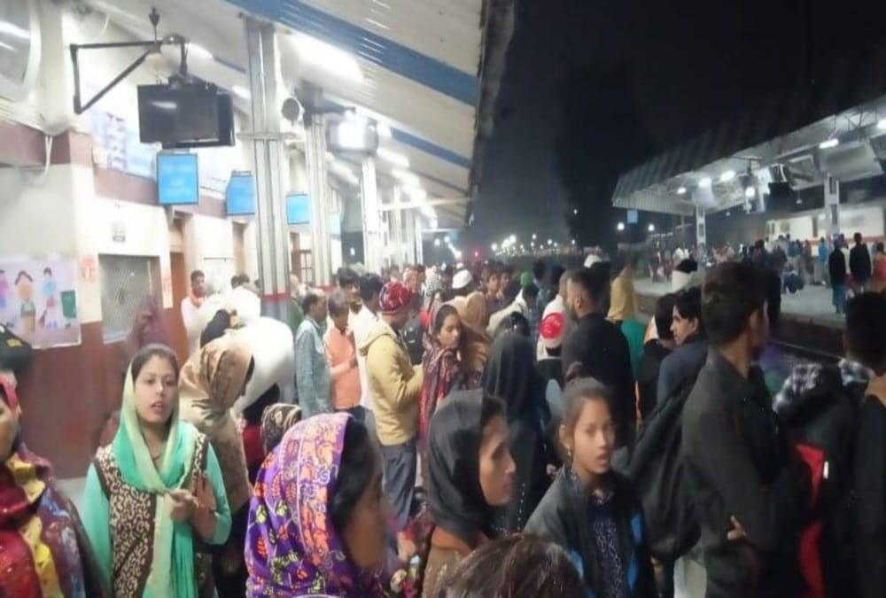 Train passengers fight for seat in women coach in Haridwar Delhi Passenger after Heavy crowd
