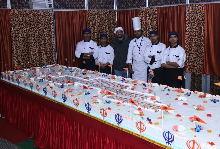 550 kg cake cut on the occasion of 550th prakash parv