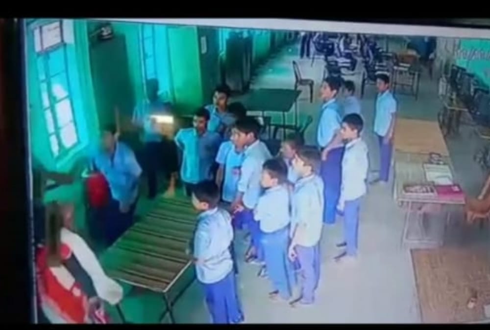 Officer of Bal Sanrakshan Grah get beaten by students in Raebareli.