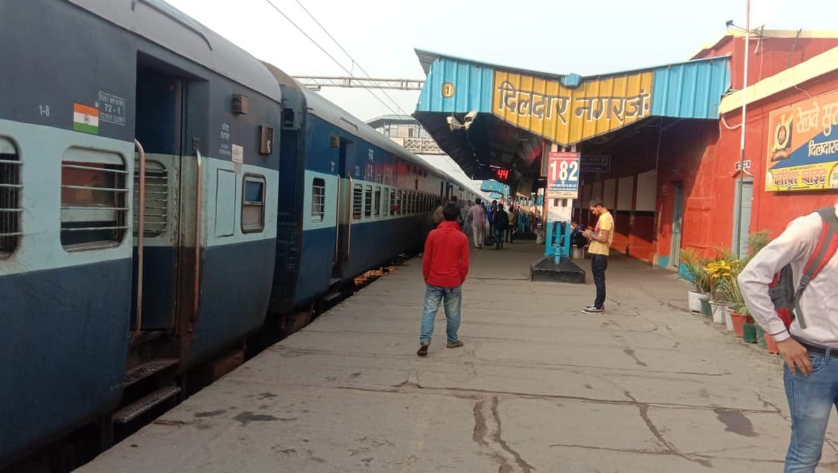 railway track line broken crack in ghazipur station