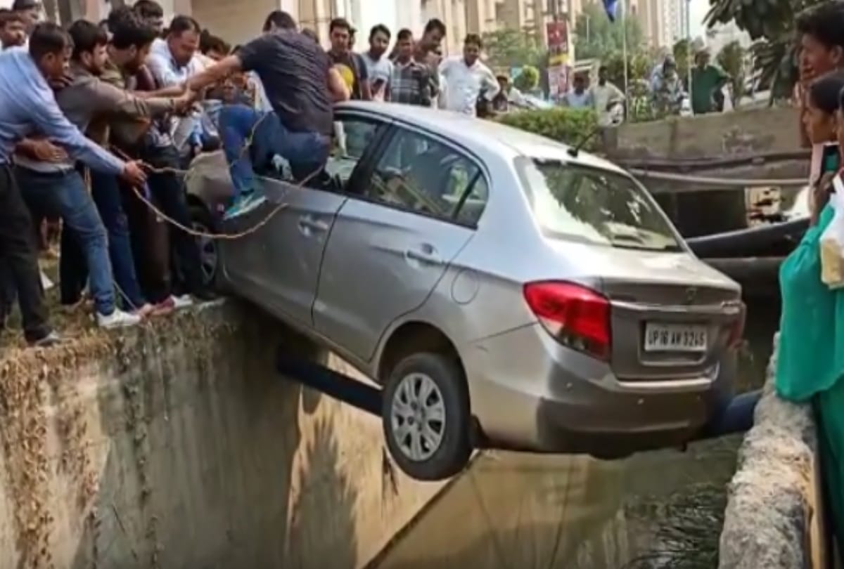 greater noida car swing on a pipe over drain for 35 minutes but driver saved video viral