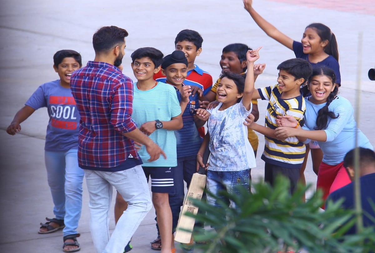 Virat Kohli plays gully cricket in indore ahead of 1st test against bangladesh