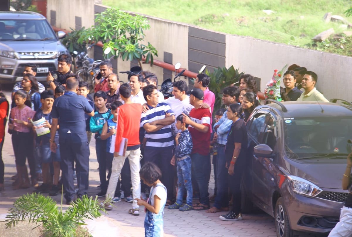 Virat Kohli plays gully cricket in indore ahead of 1st test against bangladesh