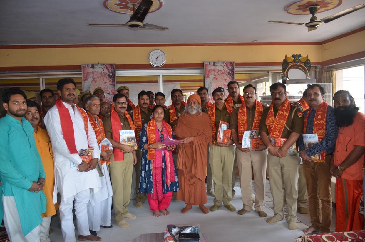 Swami Omanand honored the officers