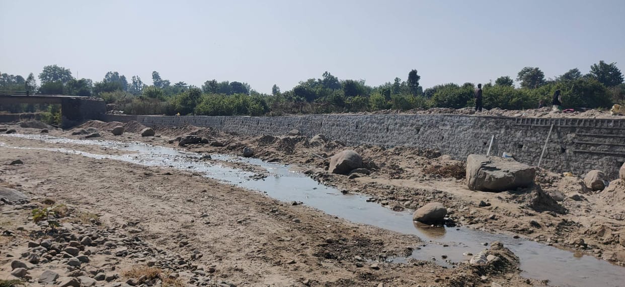 Danger averted by security wall being built in Gwalgarh Gadera