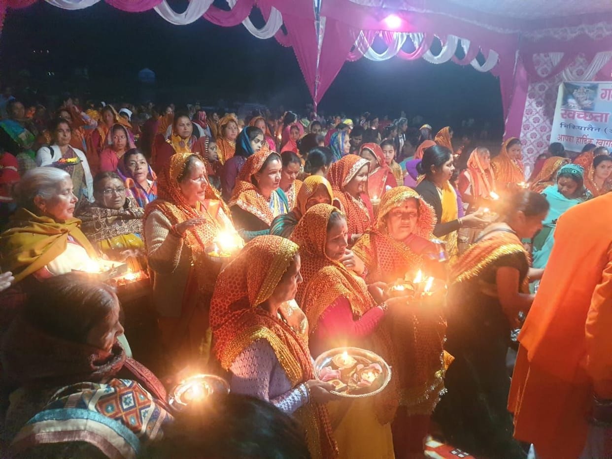 A crowd of devotees gathered at the aarti of Ramganga river
