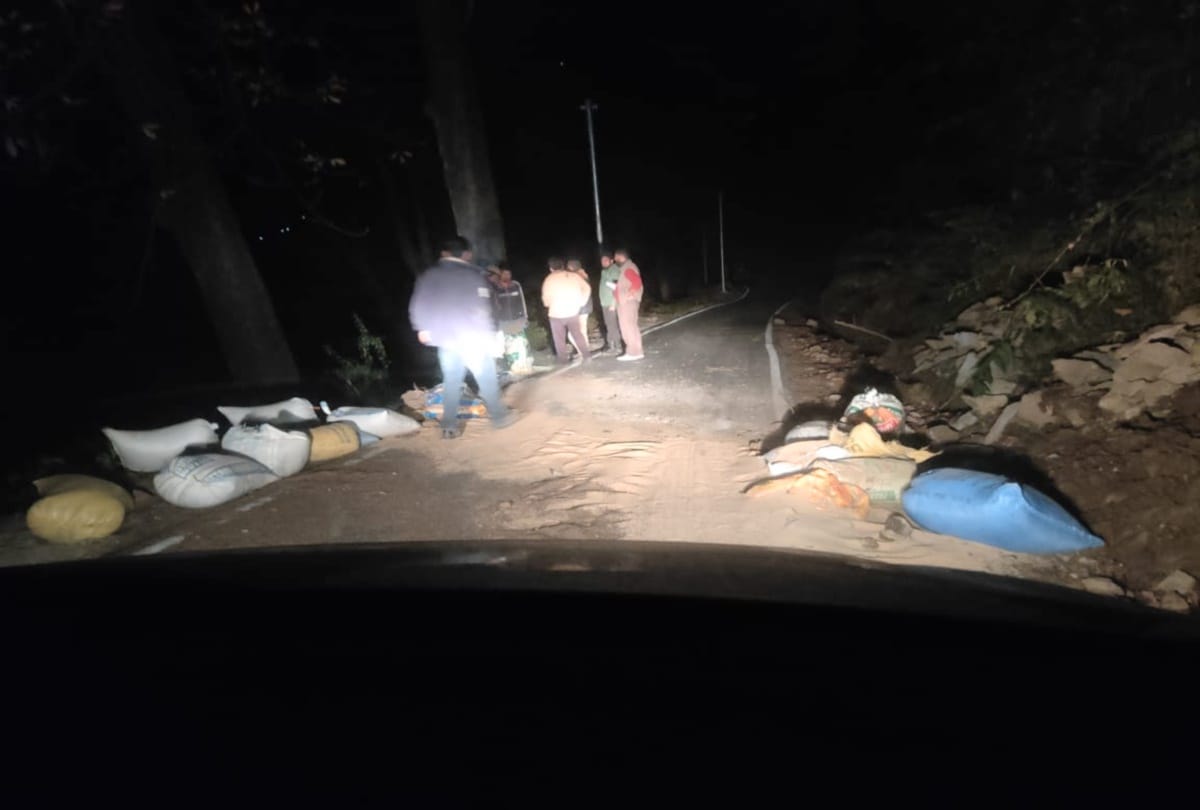 taxi fell into canal four missing in najibabad