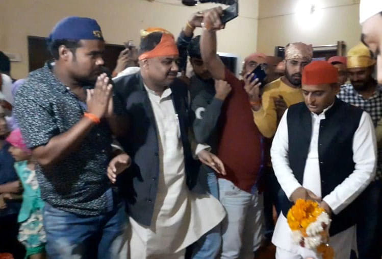 BJP government shut down companies: Akhilesh Yadav