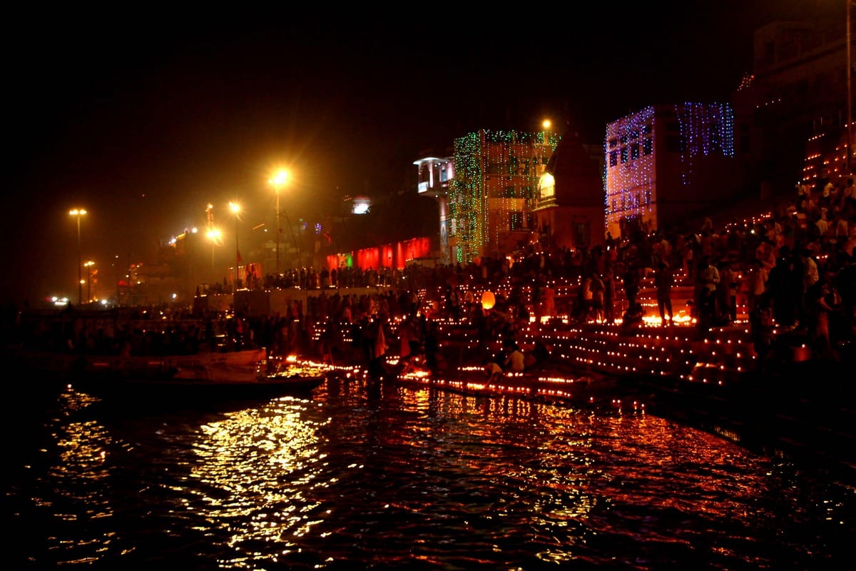 Baba Vishwanath also donates lamps on Dev Diwali