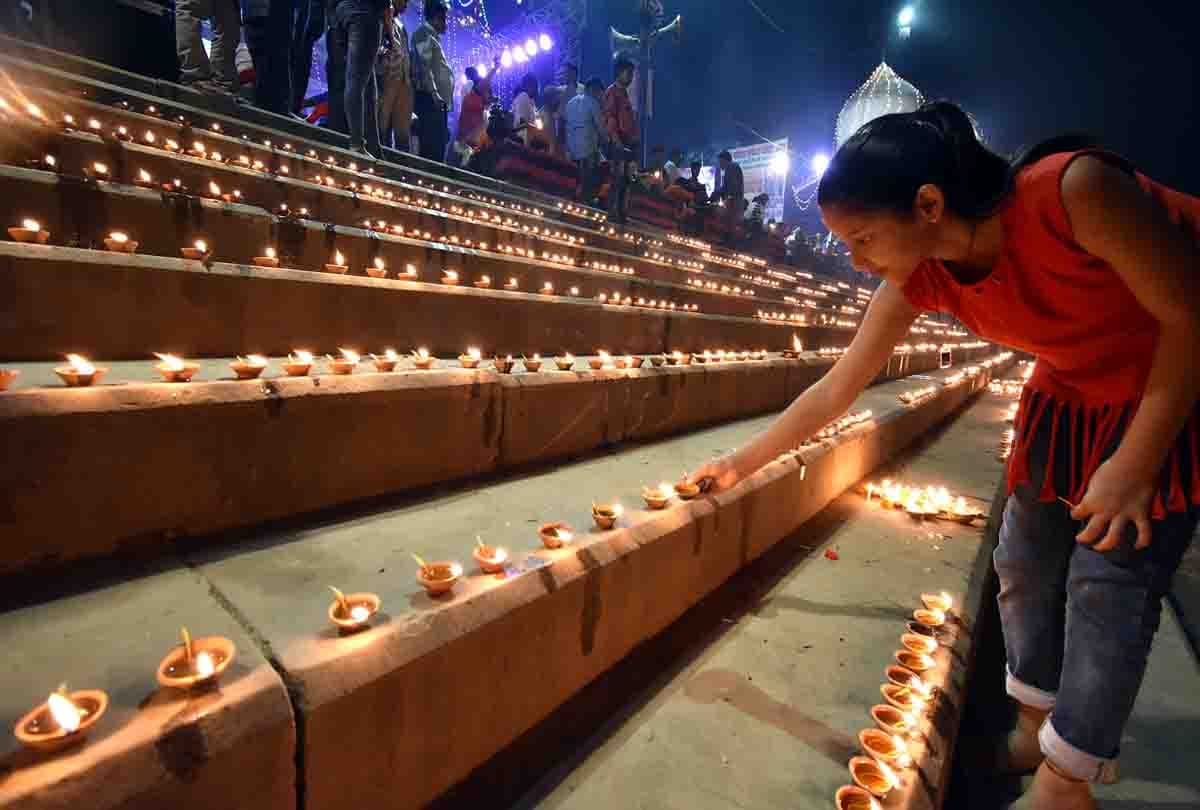Swarnahar of lamps from Sangam to Balua Ghat Baradari