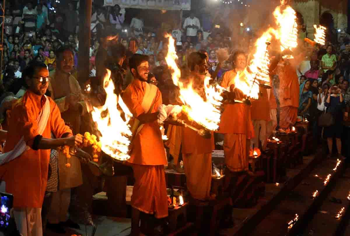 Swarnahar of lamps from Sangam to Balua Ghat Baradari