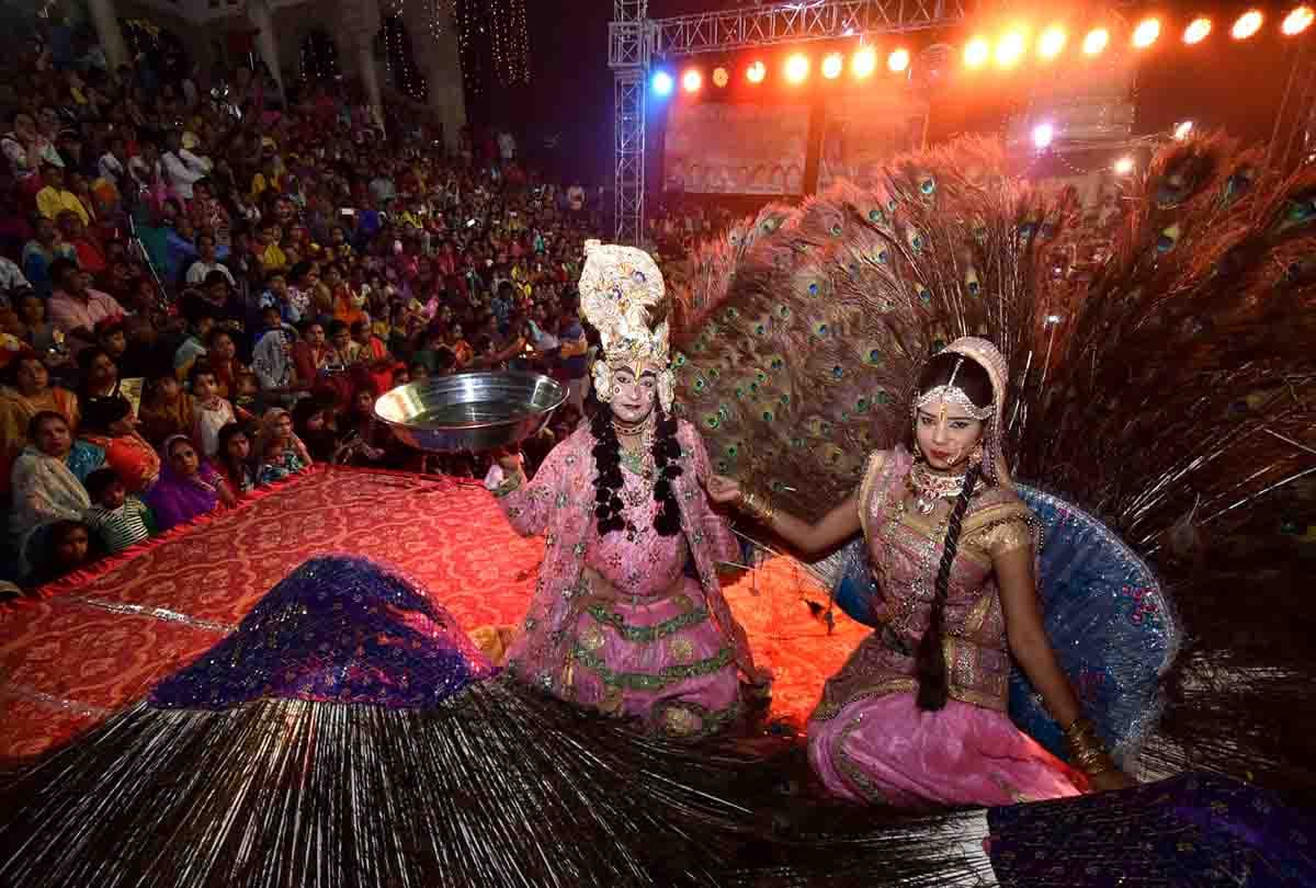 Swarnahar of lamps from Sangam to Balua Ghat Baradari