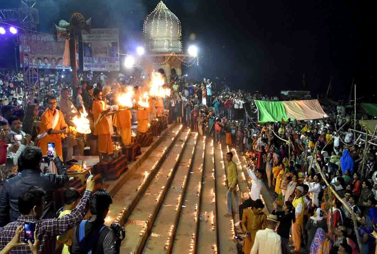 Swarnahar of lamps from Sangam to Balua Ghat Baradari