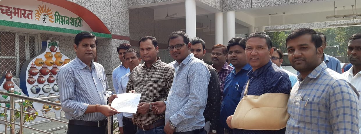 Under engineers gave memorandum in protest against GPF and CPF scam
