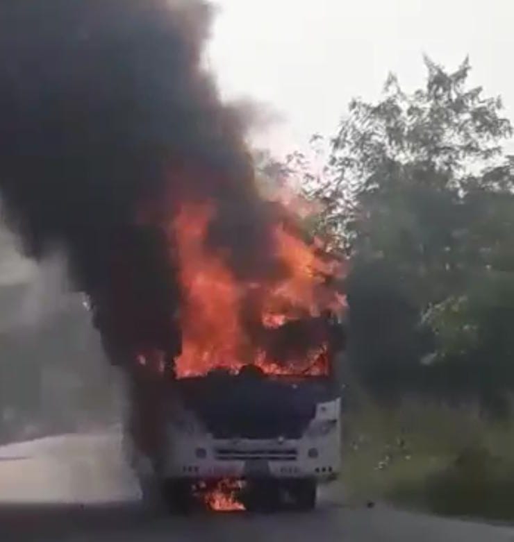bus caught fire, people jump to save there life