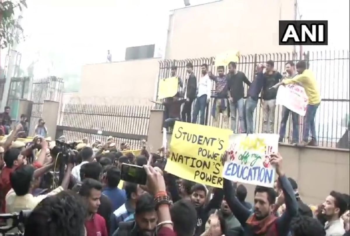 JNU Students Union Protest against fee hike EC Meeting in campus