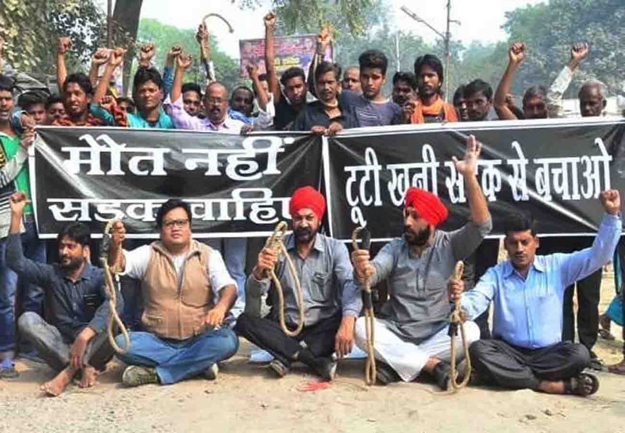 Trader sitting on the road in kanpur and raised demand for immediate construction