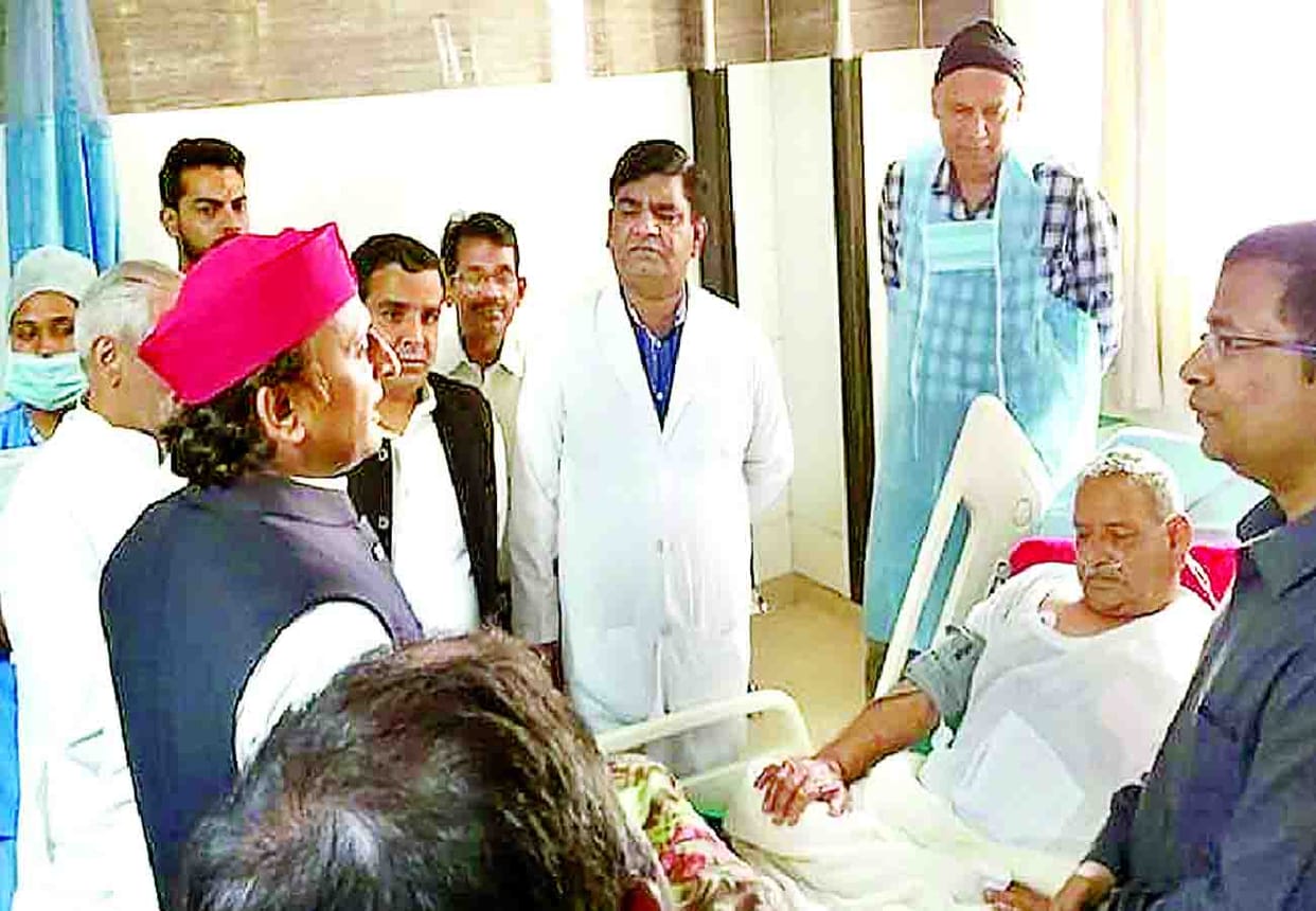 Akhilesh Yadav reached hospital to know uncle's condition in etawah