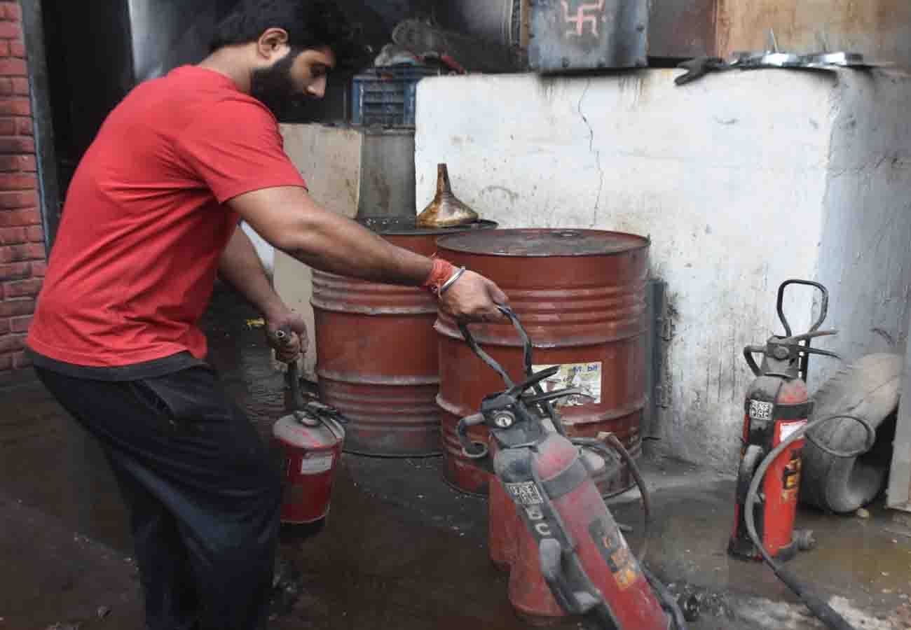 fire in namkeen factory in kanpur