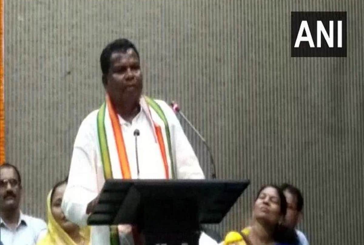 Chhattisgarh Bhupesh Baghel Kawasi Lakhma says Build roads like Hema Malini cheek
